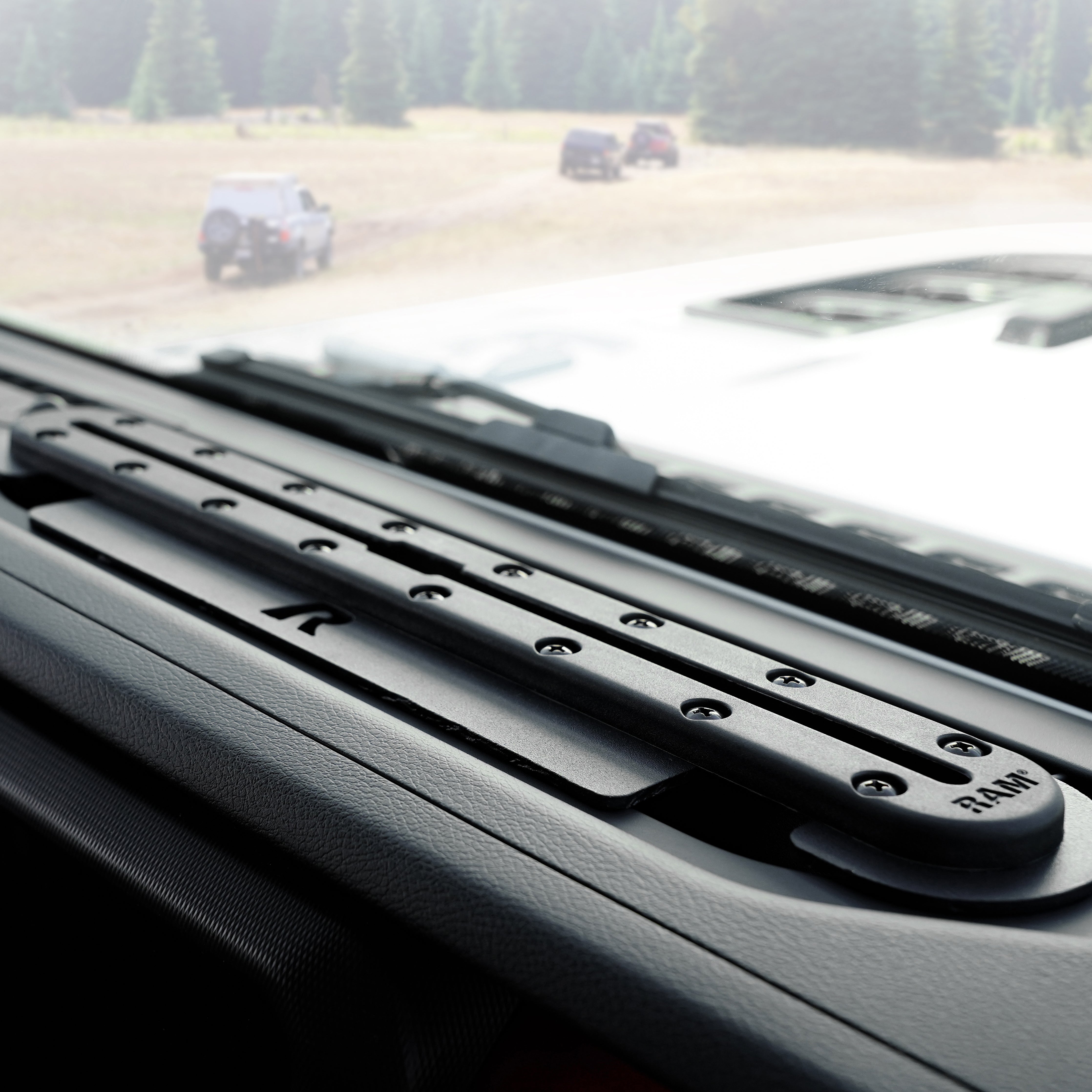 ラムマウントタフトラック Jeep JLラングラー/グラディエーター18-21用 RAM® Tough-Track™ for '18-23 Jeep JL/JLU/Gladiator – RAM Mounts