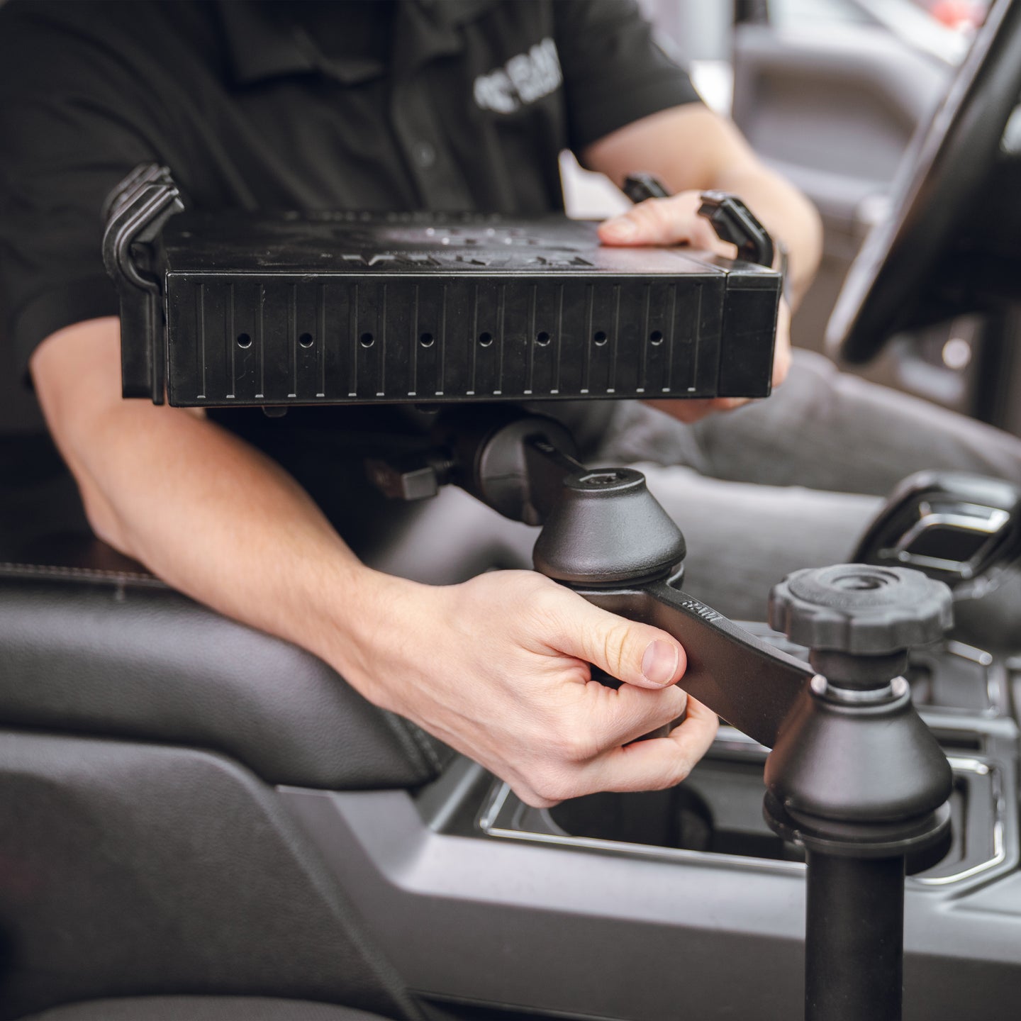 RAM® Laptop Mount for '15-26 Ford F-150, ’17-26 F-250 + More (Legacy ...