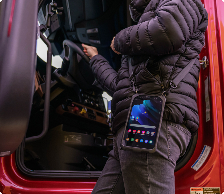 Chauffeur met tablet en ergonomische schouderband