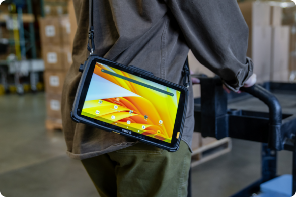 Medewerker met Zebra-tablet en ergonomische draagriem