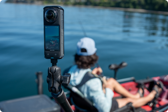 360-gradencamera gemonteerd op een kajak