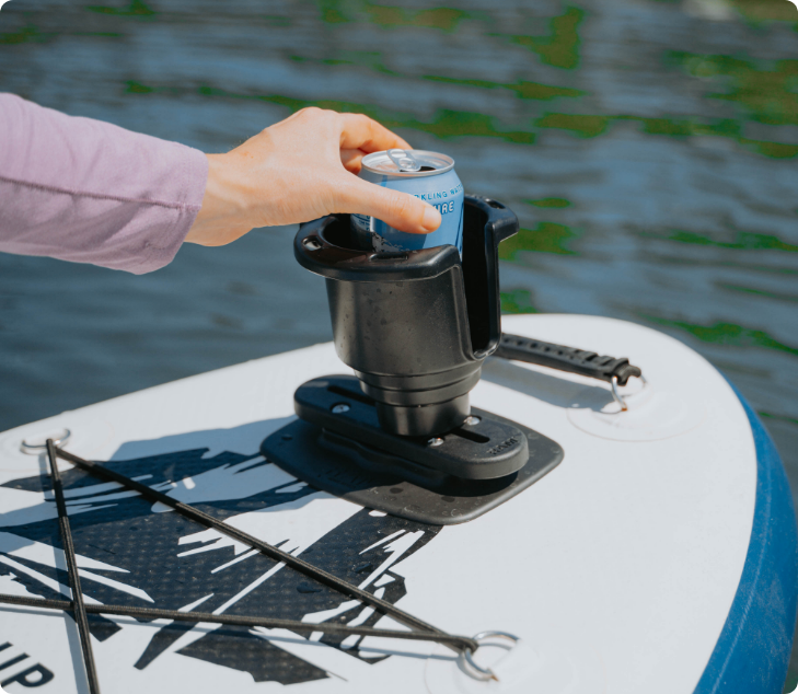 Bekerhouder en accessoires op een paddleboard