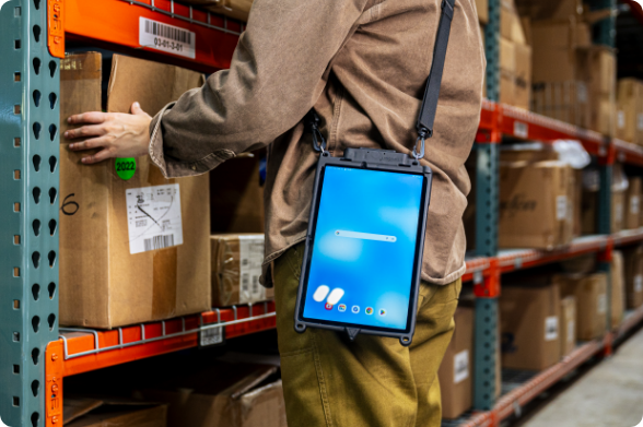 Magazijnmedewerker met tablet en ergonomische draagband