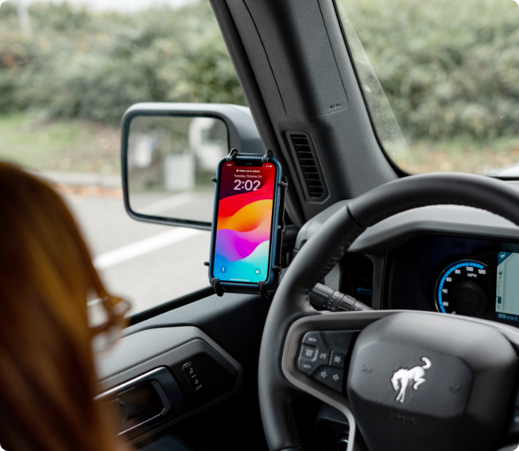 Telefoonhouder aan de A-stijl van een Ford Bronco