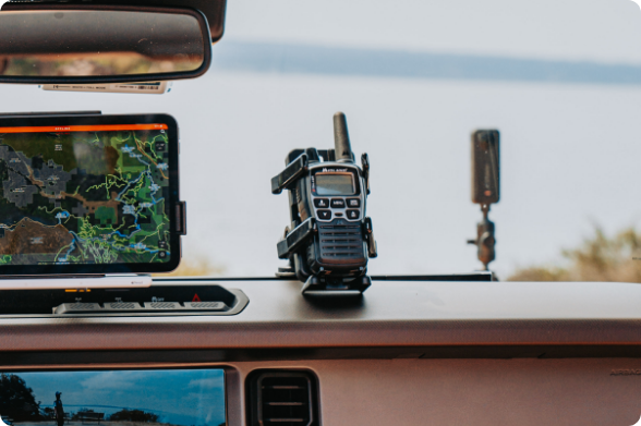 GPS en portofoon gemonteerd op dashboard