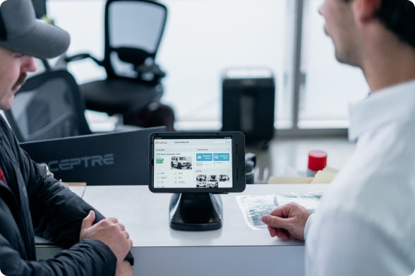 Vaste tablet kiosk op een balie