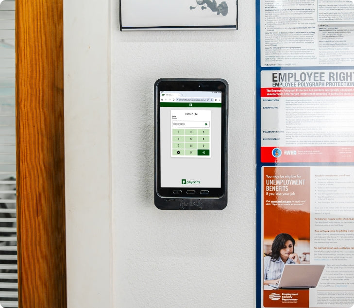 Tablet wanddock voor tijdregistratie