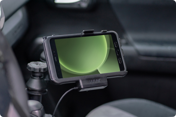 Samsung Galaxy Tab Active in powered voertuig­dock