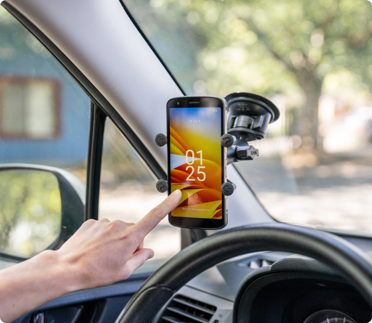 Universele telefoonhouder op een autoruit