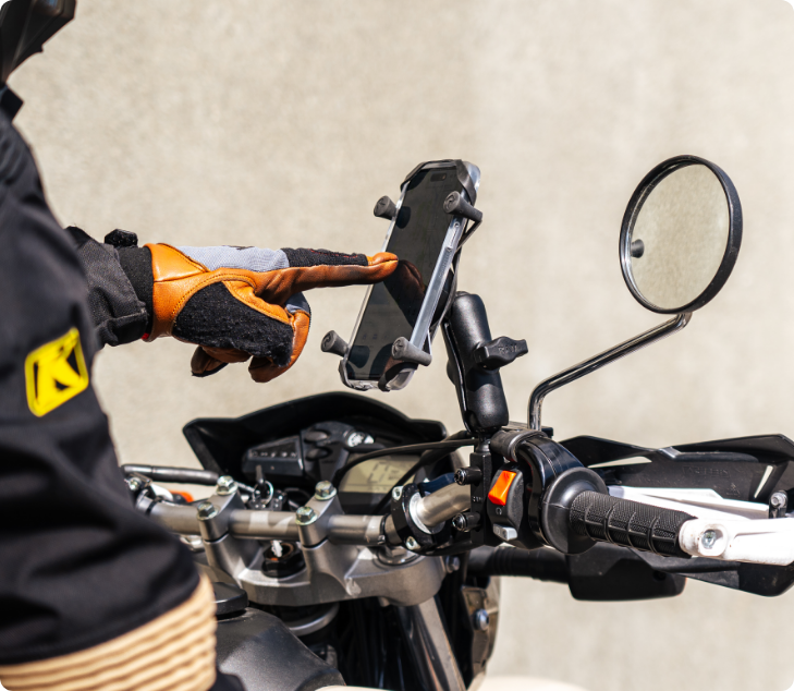 Universele telefoonhouder op een motorstuur