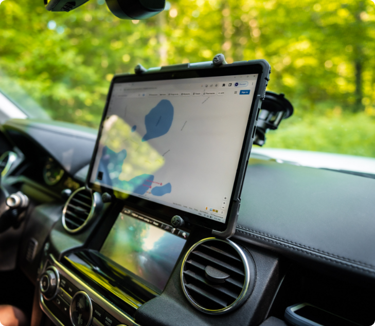 Universele tablethouder in een off-road voertuig