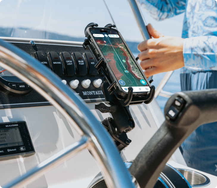 Telefoonhouder bij het stuur van een boot